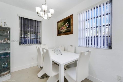 Casa en venta en Hialeah, Florida, 3 dormitorios, 92.9 m2 № 2007694 - foto 6