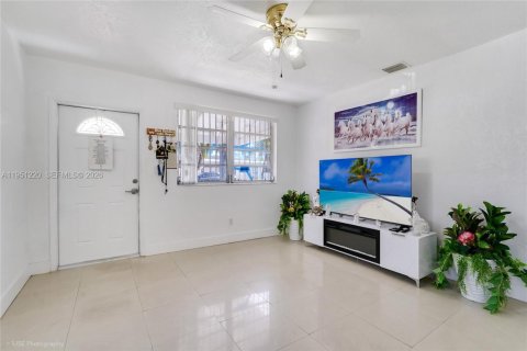 Casa en venta en Hialeah, Florida, 3 dormitorios, 92.9 m2 № 2007694 - foto 3