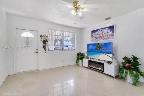 Casa en venta en Hialeah, Florida, 3 dormitorios, 92.9 m2 № 2007694 - foto 2