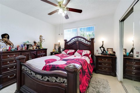 Casa en venta en Hialeah, Florida, 3 dormitorios, 92.9 m2 № 2007694 - foto 10