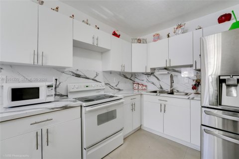 Casa en venta en Hialeah, Florida, 3 dormitorios, 92.9 m2 № 2007694 - foto 8