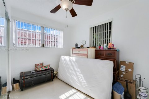 Casa en venta en Hialeah, Florida, 3 dormitorios, 92.9 m2 № 2007694 - foto 11