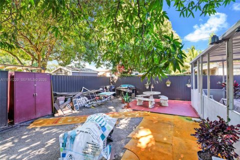 Casa en venta en Hialeah, Florida, 3 dormitorios, 92.9 m2 № 2007694 - foto 15