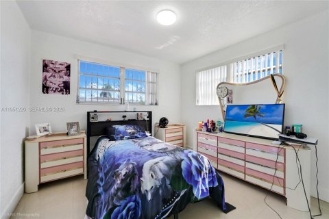 Casa en venta en Hialeah, Florida, 3 dormitorios, 92.9 m2 № 2007694 - foto 12