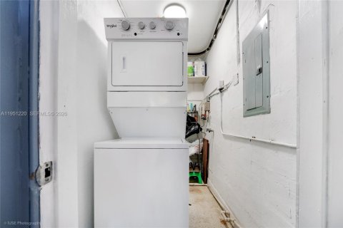 Casa en venta en Hialeah, Florida, 3 dormitorios, 92.9 m2 № 2007694 - foto 13