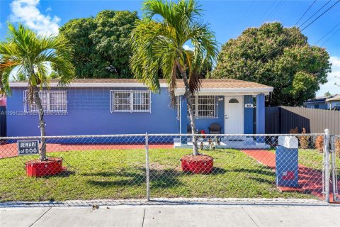 Casa en venta en Hialeah, Florida, 3 dormitorios, 92.9 m2 № 2007694 - foto 16