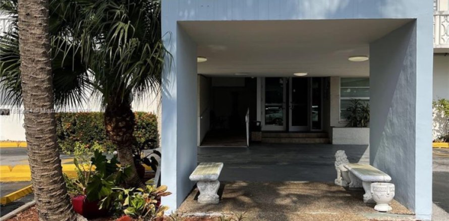 Condominio en North Miami, Florida, 1 dormitorio № 1947697