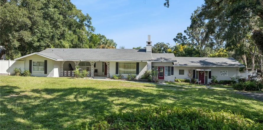 House in Eustis, Florida 3 bedrooms, 255.67 sq.m. № 2396968