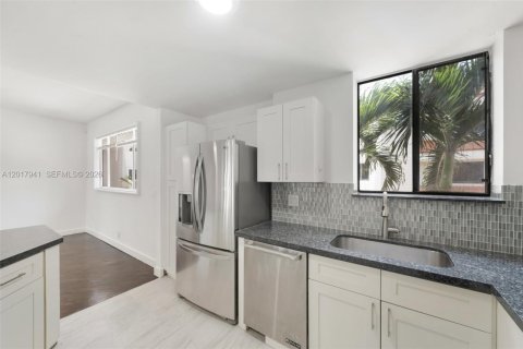 Townhouse in Fort Lauderdale, Florida 3 bedrooms, 154.03 sq.m. № 2154321 - photo 3