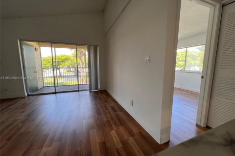 Condo in Tamarac, Florida, 1 bedroom  № 1954873 - photo 4