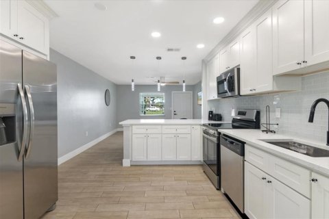Commercial property in Venice, Florida 4 bedrooms, 215.53 sq.m. № 2383902 - photo 3