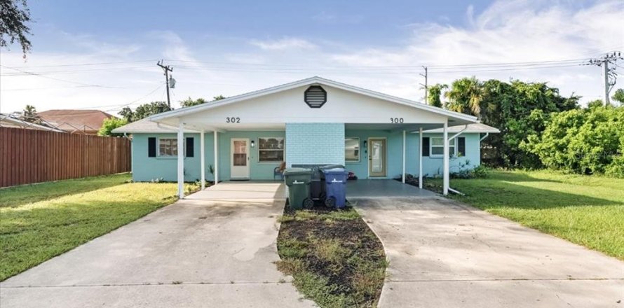 Commercial property in Venice, Florida 4 bedrooms, 215.53 sq.m. № 2383902