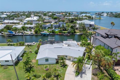 House in Holmes Beach, Florida 3 bedrooms, 166.39 sq.m. № 1853508 - photo 5