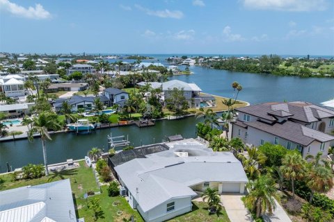 House in Holmes Beach, Florida 3 bedrooms, 166.39 sq.m. № 1853508 - photo 6