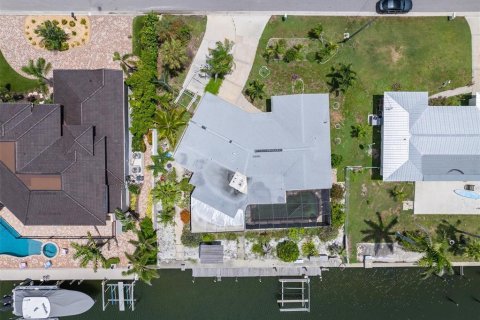 House in Holmes Beach, Florida 3 bedrooms, 166.39 sq.m. № 1853508 - photo 13