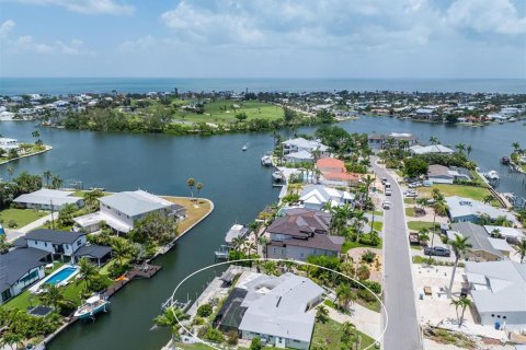 House in Holmes Beach, Florida 3 bedrooms, 166.39 sq.m. № 1853508 - photo 10