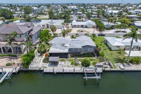 House in Holmes Beach, Florida 3 bedrooms, 166.39 sq.m. № 1853508 - photo 2