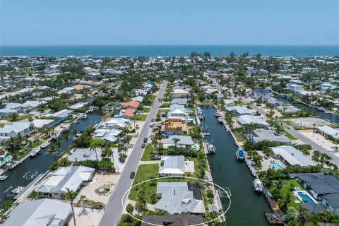 House in Holmes Beach, Florida 3 bedrooms, 166.39 sq.m. № 1853508 - photo 11