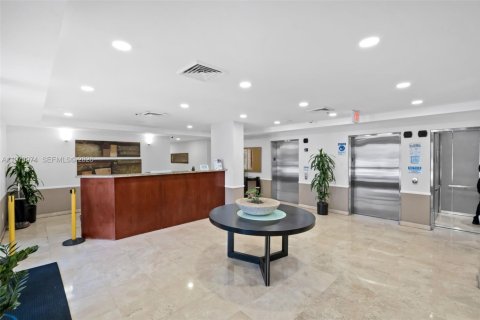 Condo in Miami, Florida, 2 bedrooms  № 2044720 - photo 3