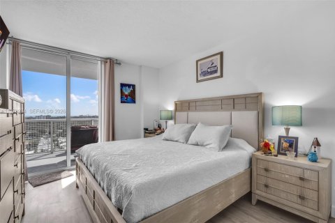 Condo in Miami, Florida, 2 bedrooms  № 2044720 - photo 11