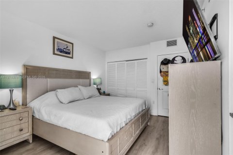 Condo in Miami, Florida, 2 bedrooms  № 2044720 - photo 12