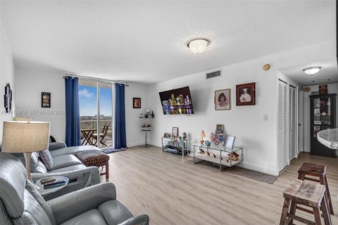 Condo in Miami, Florida, 2 bedrooms  № 2044720 - photo 8