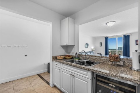 Condo in Miami, Florida, 2 bedrooms  № 2044720 - photo 7