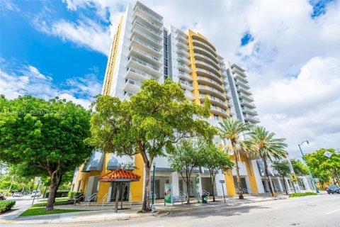 Condo in Miami, Florida, 2 bedrooms  № 2044720 - photo 2