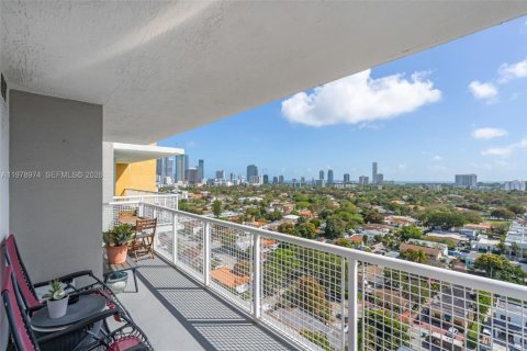 Condo in Miami, Florida, 2 bedrooms  № 2044720 - photo 21
