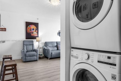 Condo in Miami, Florida, 2 bedrooms  № 2044720 - photo 19