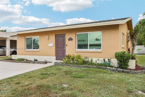 House in Tamarac, Florida 2 bedrooms, 112.97 sq.m. № 1976566 - photo 3