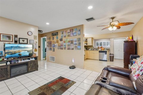 House in Tamarac, Florida 2 bedrooms, 112.97 sq.m. № 1976566 - photo 9