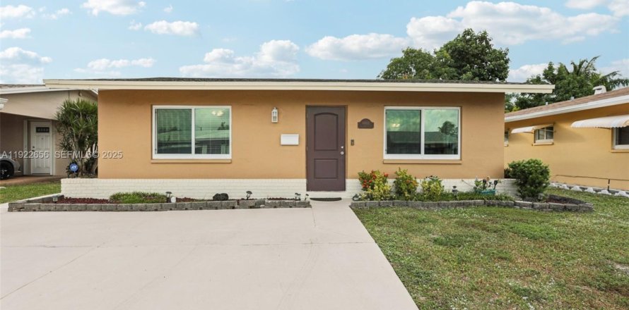 House in Tamarac, Florida 2 bedrooms, 112.97 sq.m. № 1976566