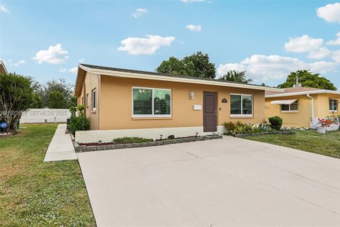 House in Tamarac, Florida 2 bedrooms, 112.97 sq.m. № 1976566 - photo 5