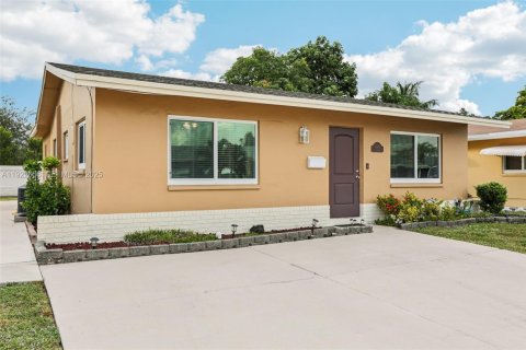 House in Tamarac, Florida 2 bedrooms, 112.97 sq.m. № 1976566 - photo 6