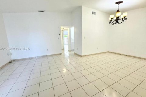 Снять в аренду таунхаус в Катлер-Бей, Флорида 3 спальни, № 1961729 - фото 5