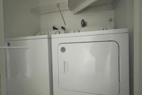 Снять в аренду таунхаус в Катлер-Бей, Флорида 3 спальни, № 1961729 - фото 15