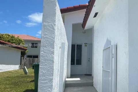 Снять в аренду таунхаус в Катлер-Бей, Флорида 3 спальни, № 1961729 - фото 2