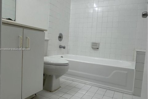 Снять в аренду таунхаус в Катлер-Бей, Флорида 3 спальни, № 1961729 - фото 16