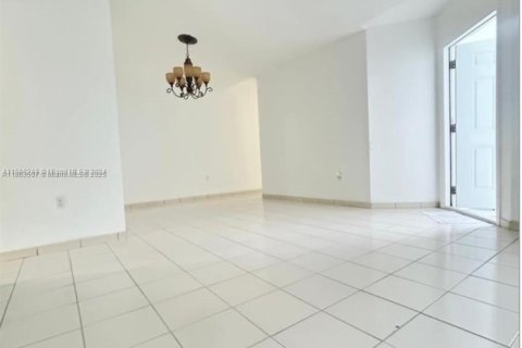 Снять в аренду таунхаус в Катлер-Бей, Флорида 3 спальни, № 1961729 - фото 4