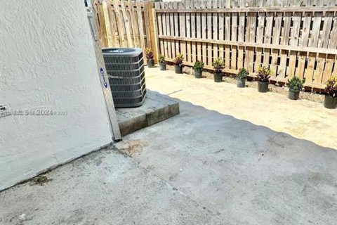 Снять в аренду таунхаус в Катлер-Бей, Флорида 3 спальни, № 1961729 - фото 17