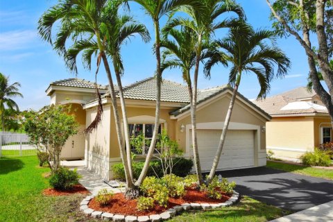 House in Weston, Florida 3 bedrooms, 147.81 sq.m. № 1223686 - photo 1