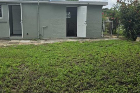 House in Riviera Beach, Florida 2 bedrooms, 83.61 sq.m. № 2382829 - photo 9