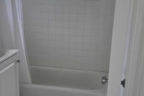 House in Riviera Beach, Florida 2 bedrooms, 83.61 sq.m. № 2382829 - photo 4
