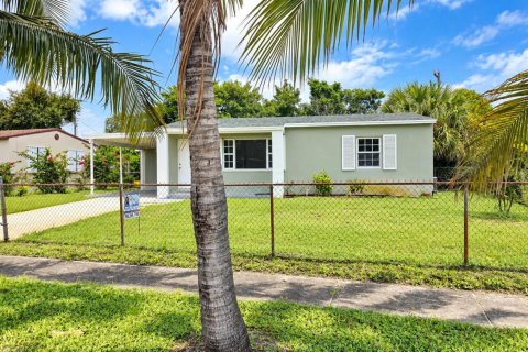 House in Riviera Beach, Florida 2 bedrooms, 83.61 sq.m. № 2382829