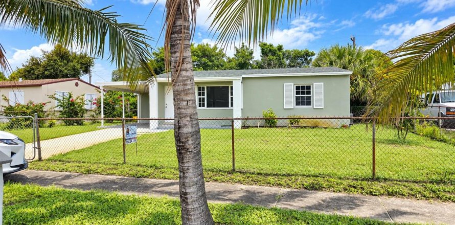 House in Riviera Beach, Florida 2 bedrooms, 83.61 sq.m. № 2382829