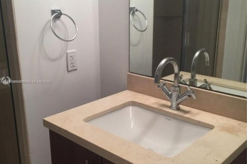Condominio en alquiler en Miami, Florida, 1 dormitorio, 64.38 m2 № 1925650 - foto 3