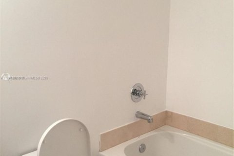 Condominio en alquiler en Miami, Florida, 1 dormitorio, 64.38 m2 № 1925650 - foto 4