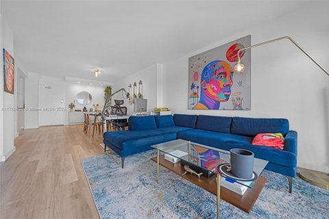 Condo in Sunny Isles Beach, Florida, 1 bedroom  № 1738867 - photo 1