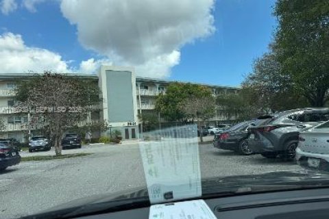 Condo in Coconut Creek, Florida, 2 bedrooms № 2090977 - photo 8